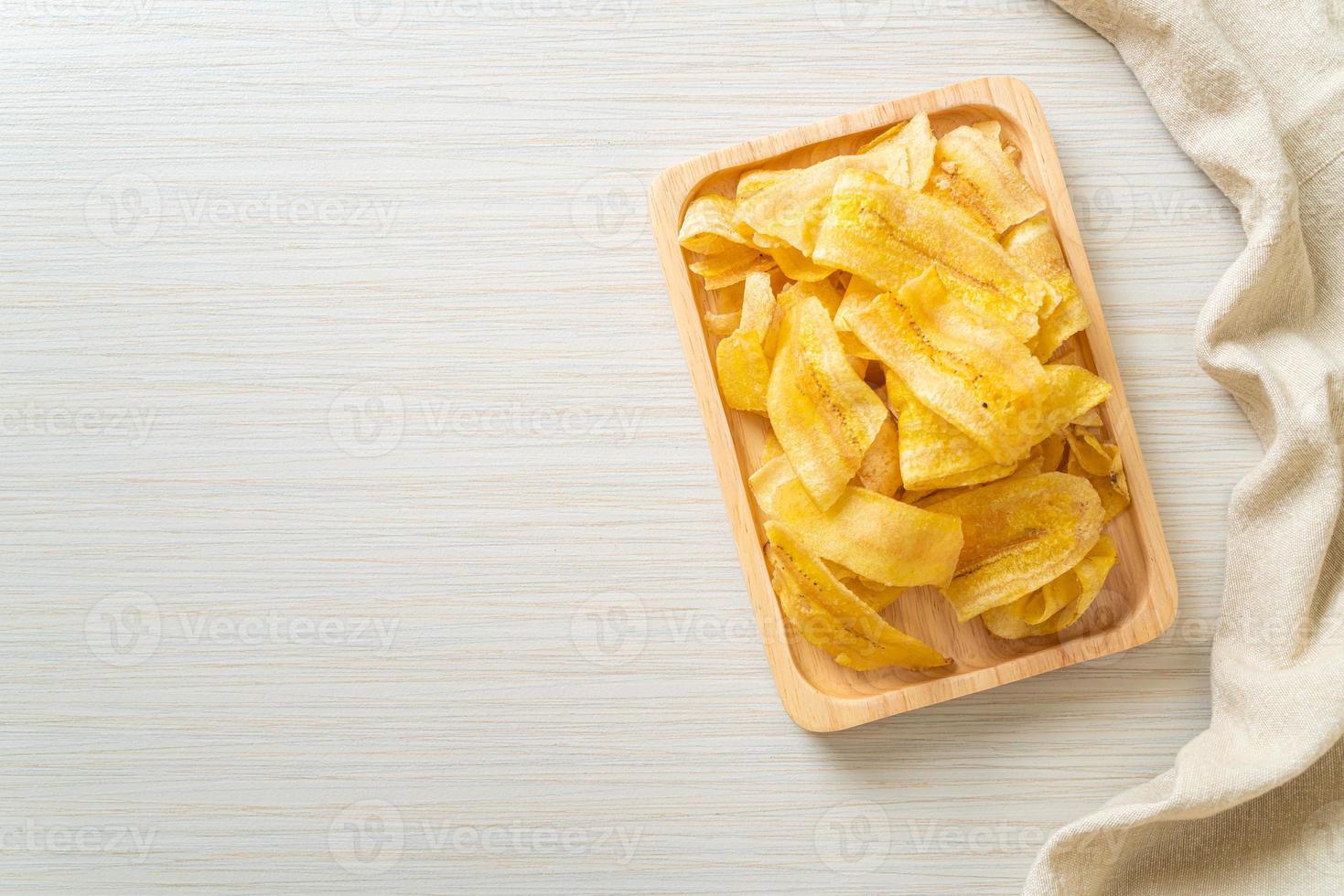 chips di banana - banana affettata fritta o al forno foto