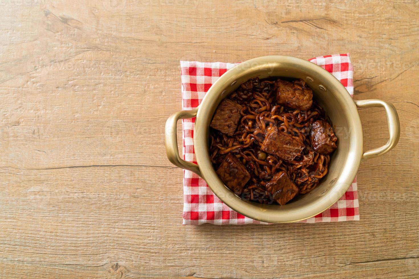 jjapaguri o chapaguri, spaghetti piccanti di fagioli neri coreani con carne di manzo foto