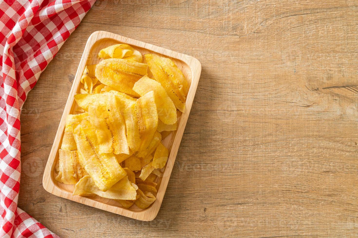 chips di banana - banana affettata fritta o al forno foto