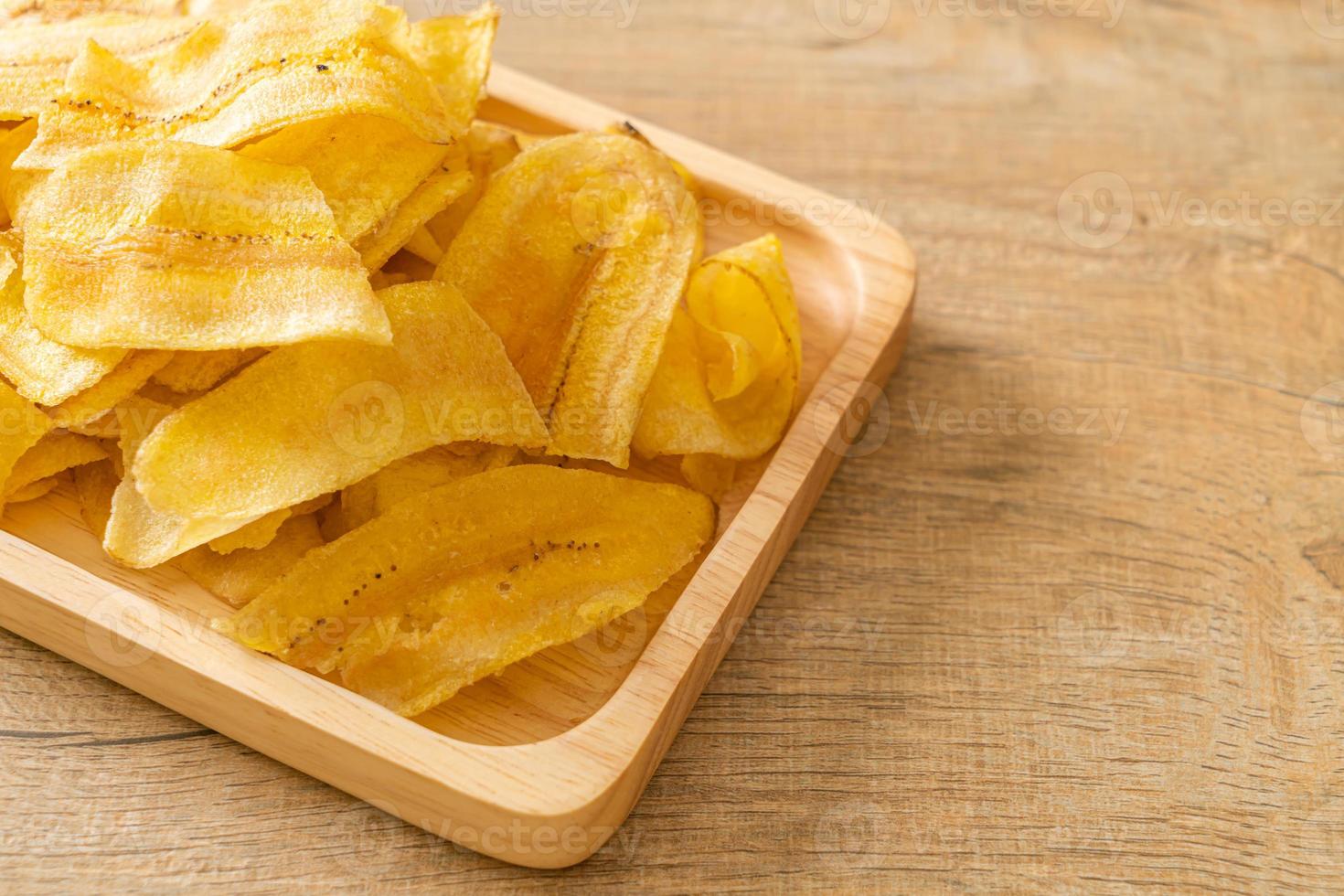 chips di banana - banana affettata fritta o al forno foto