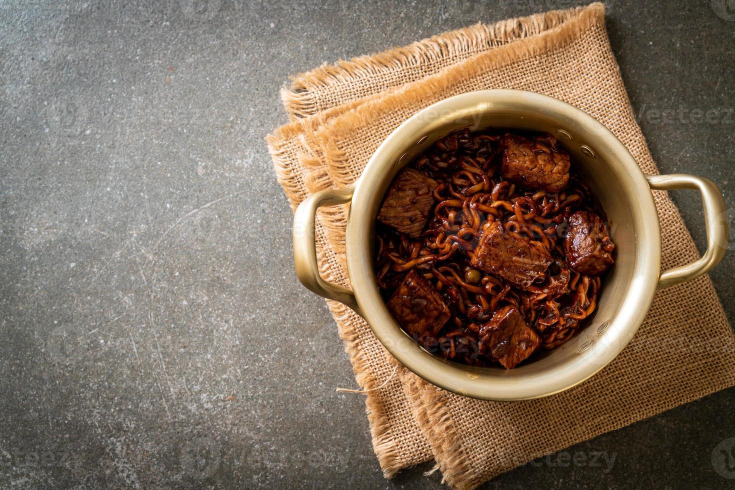 jjapaguri o chapaguri, spaghetti piccanti di fagioli neri coreani con carne di manzo foto