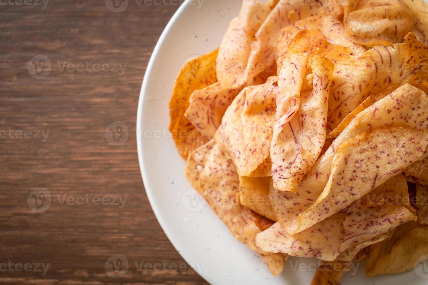 chips di taro - taro affettato fritto o al forno foto