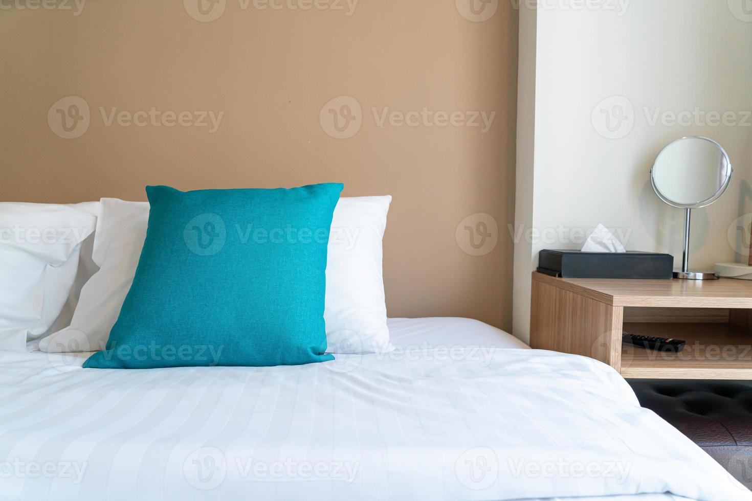 bella e comoda decorazione di cuscini sul letto in camera da letto foto