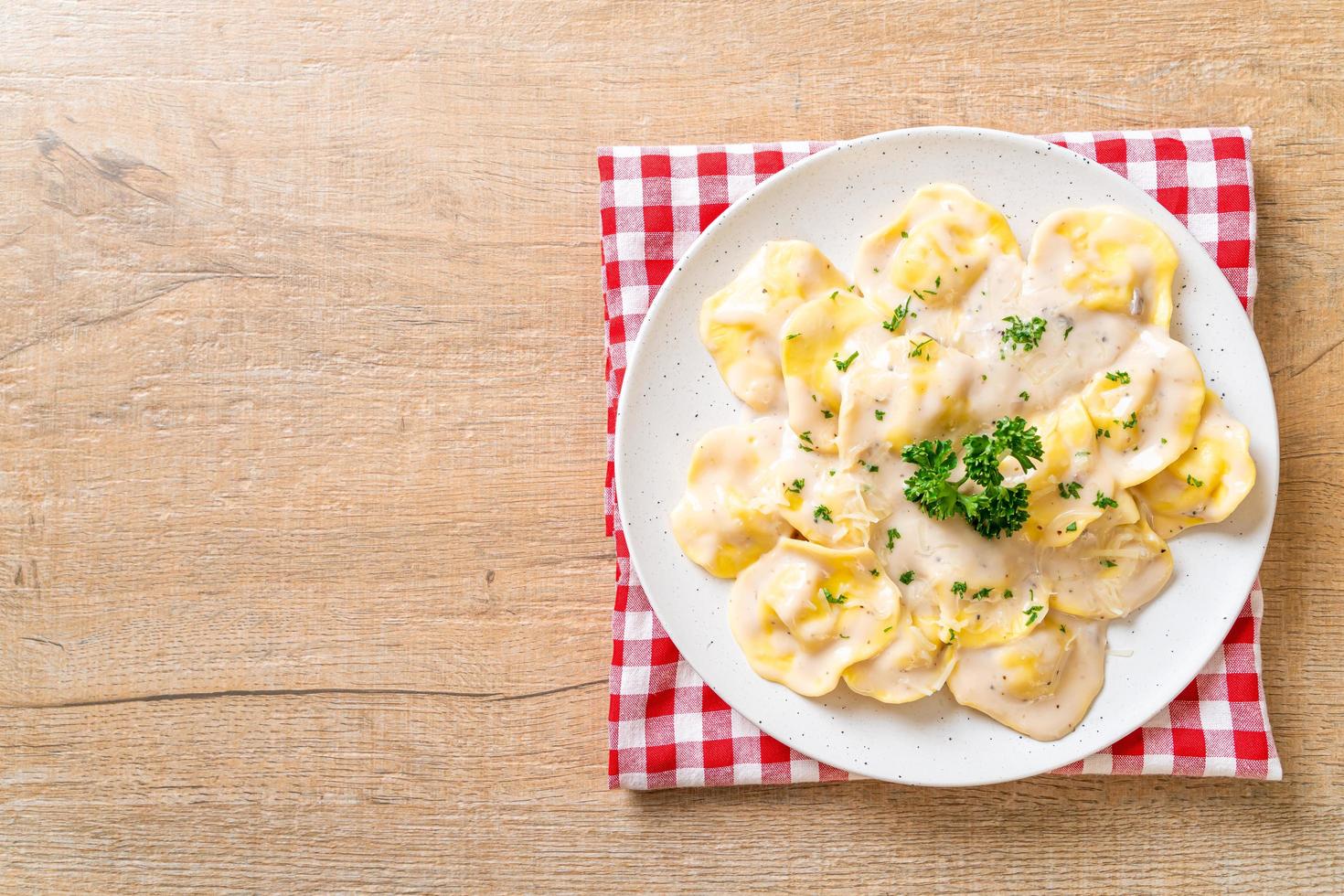 ravioli di pasta con salsa di crema di funghi e formaggio - stile italiano foto