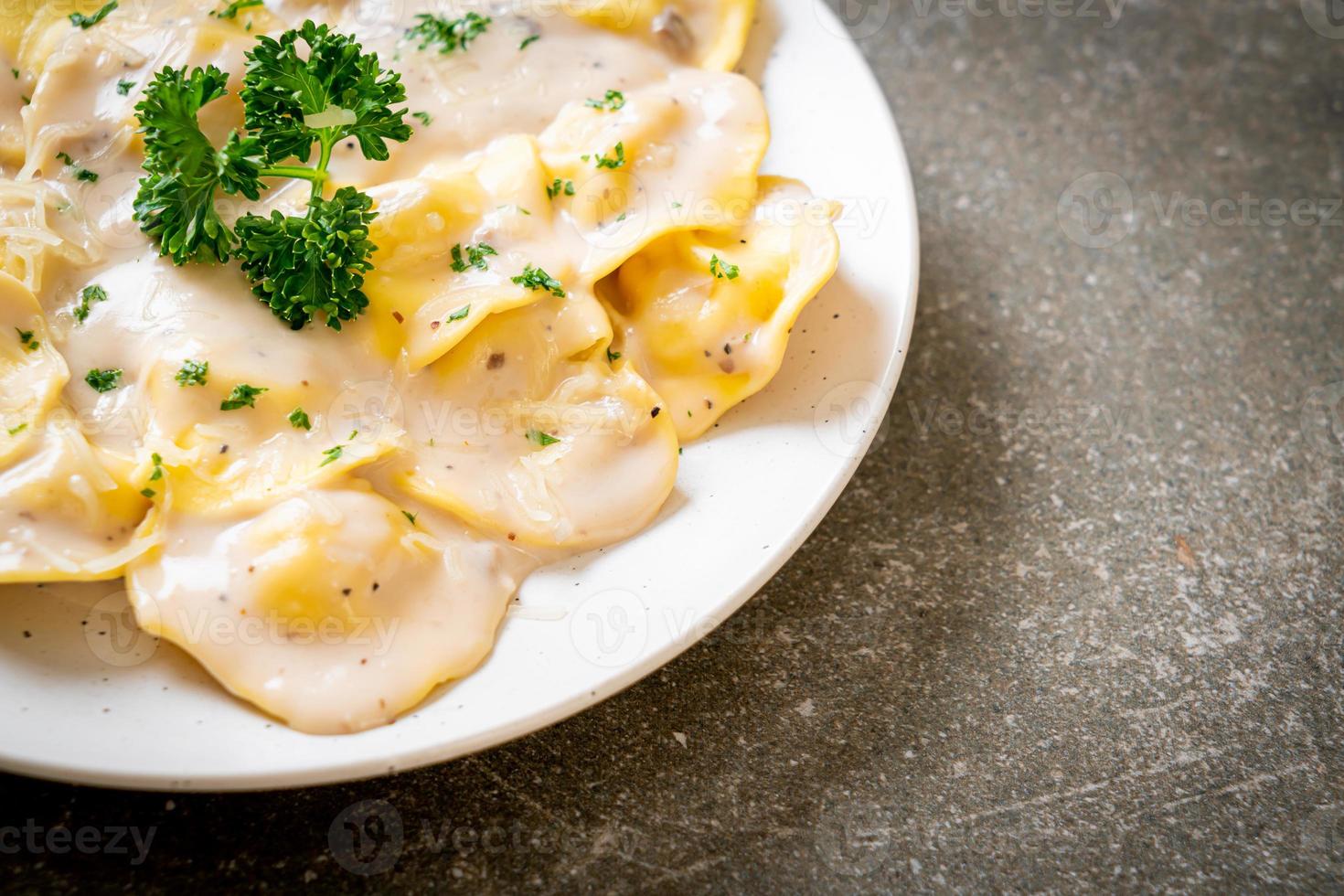 ravioli di pasta con salsa di crema di funghi e formaggio - stile italiano foto