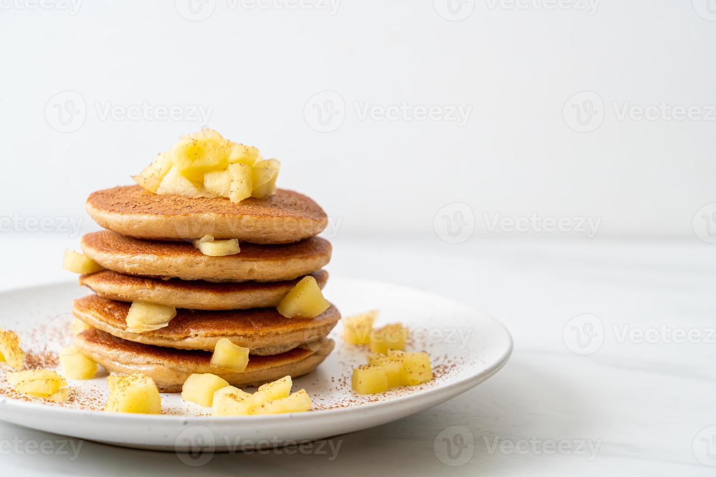 pancake di mele o crepe di mele con cannella in polvere foto