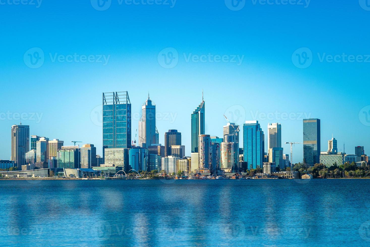 skyline di perth di notte in australia occidentale foto