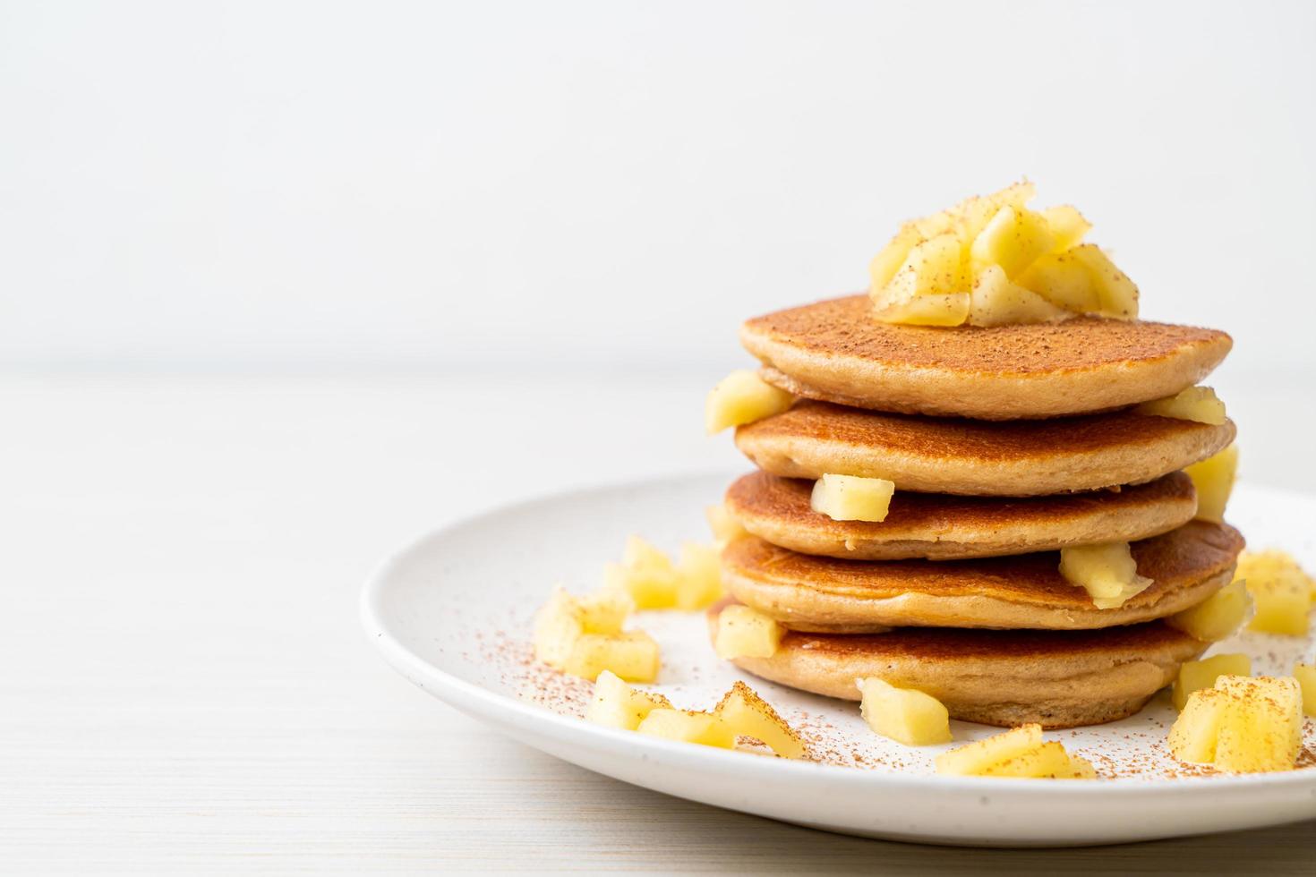 pancake di mele o crepe di mele con cannella in polvere foto