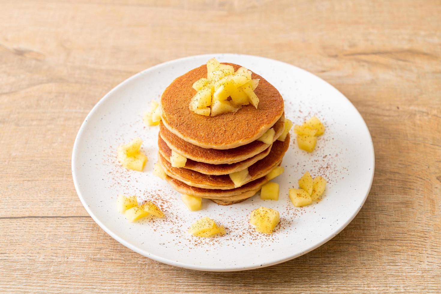 pancake di mele o crepe di mele con cannella in polvere foto