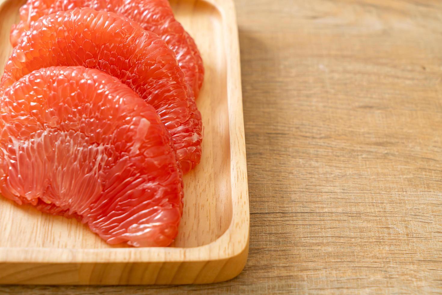 frutta fresca del pomelo rosso o pompelmo sulla piastra foto