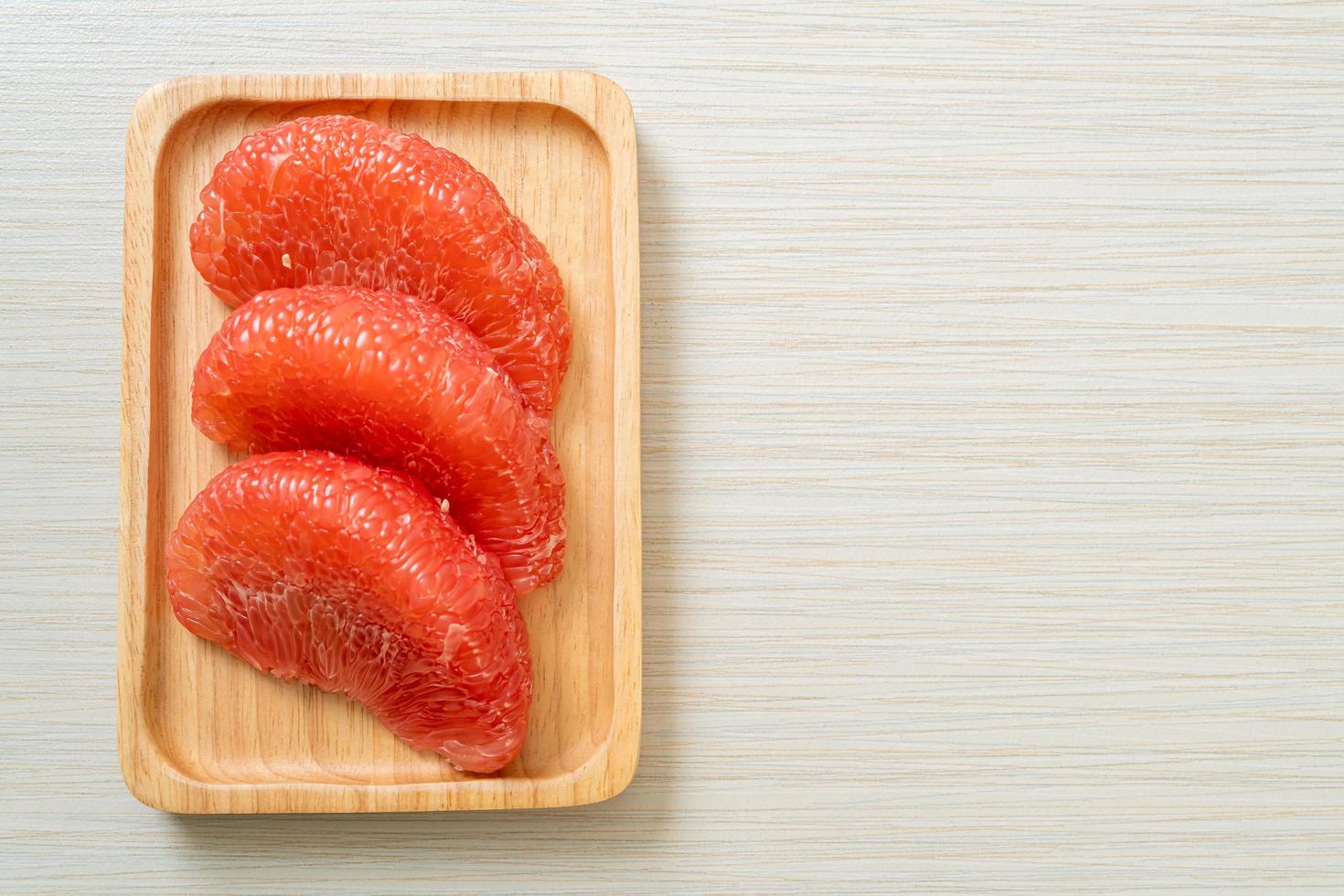 frutta fresca del pomelo rosso o pompelmo sulla piastra foto