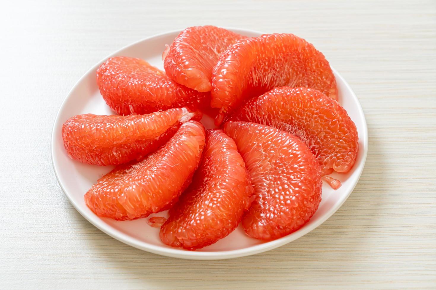 frutta fresca del pomelo rosso o pompelmo sulla piastra foto