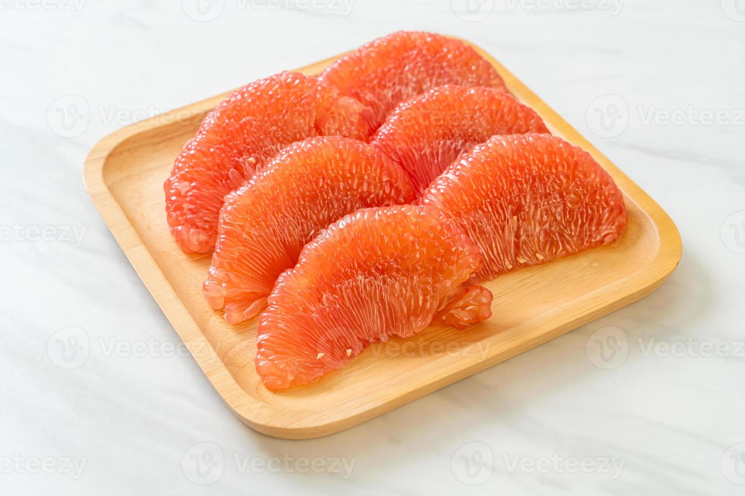 frutta fresca del pomelo rosso o pompelmo sulla piastra foto