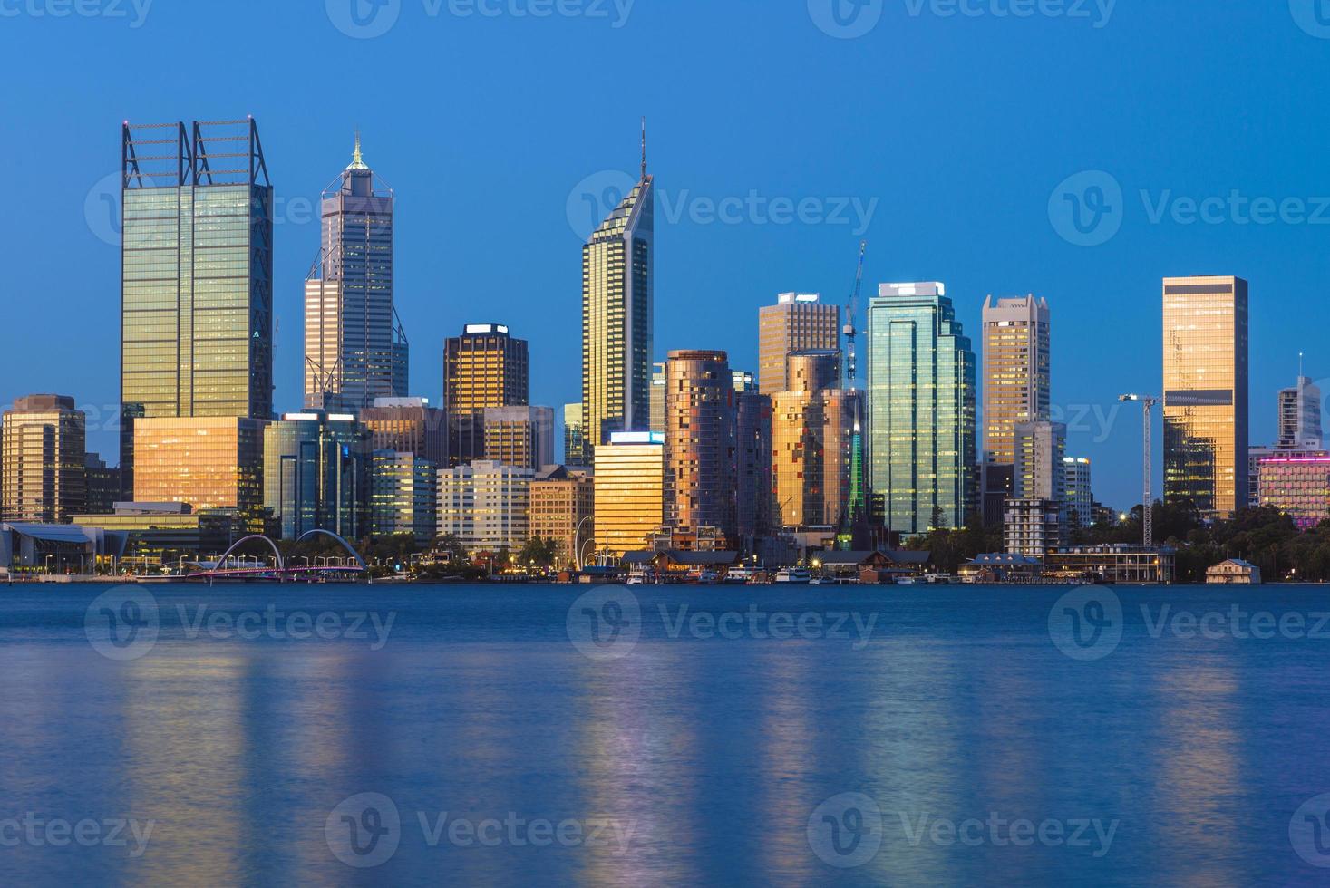 skyline di perth dal fiume swan nell'australia occidentale foto