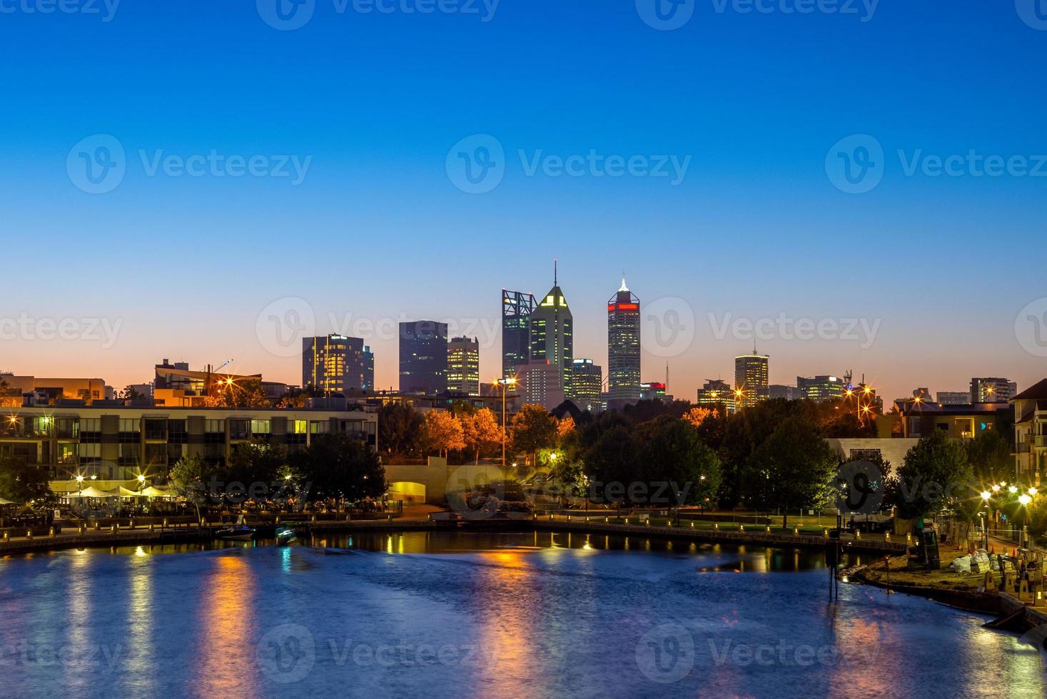 skyline di perth di notte in australia occidentale foto