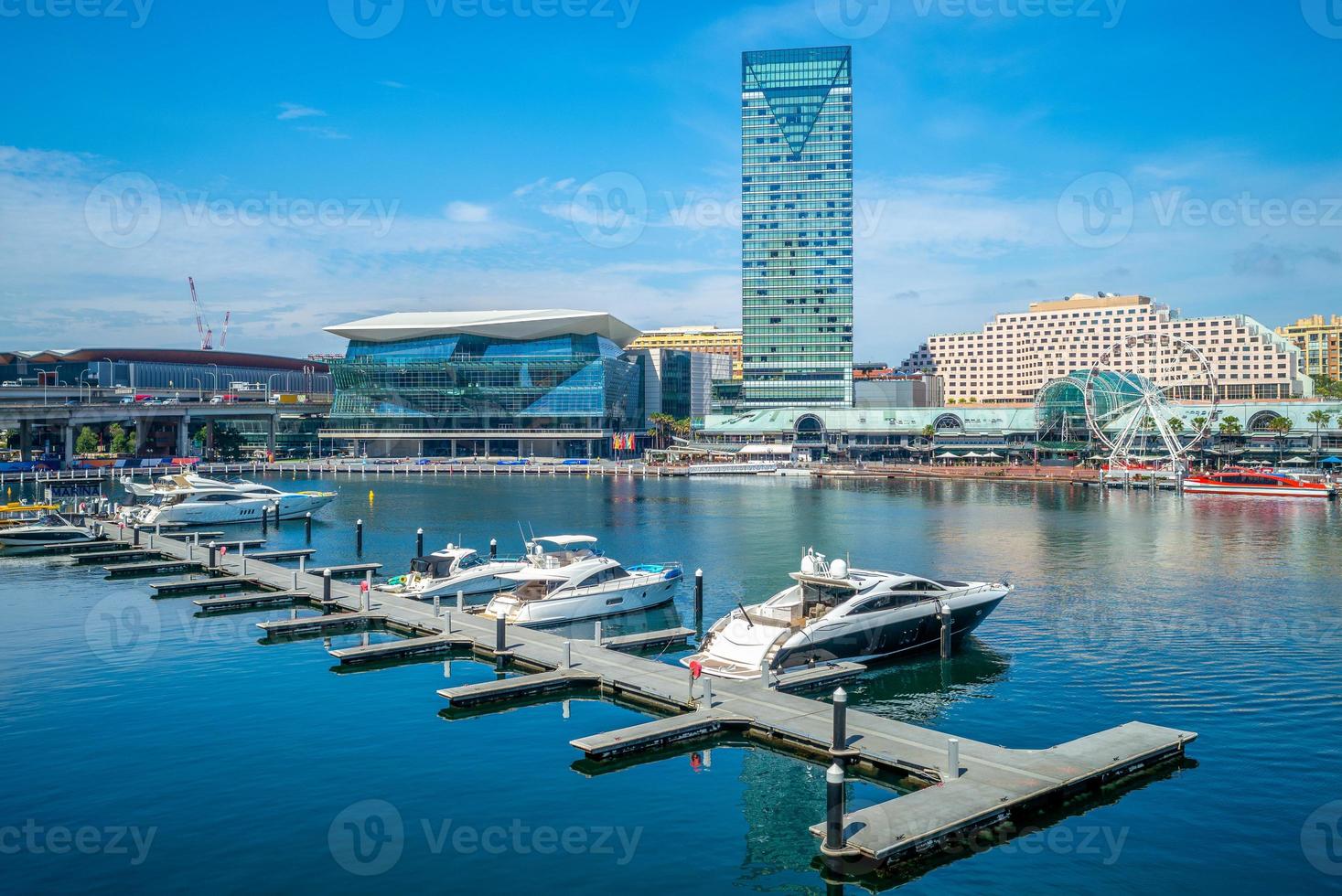 skyline di sydney al porto di darling in australia foto