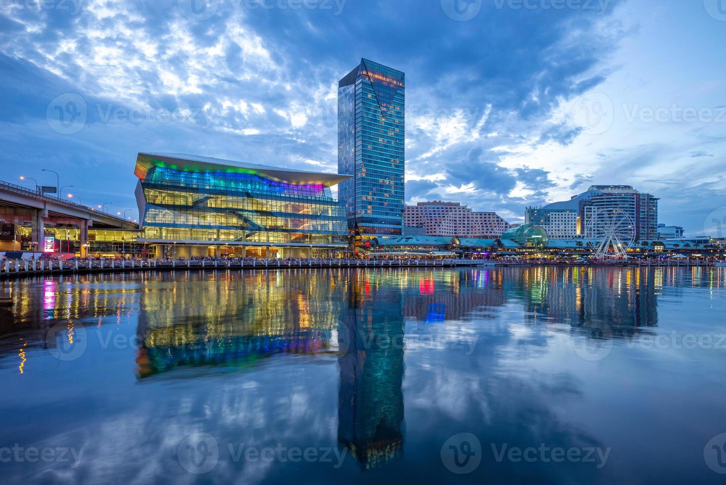 Vista notturna di Darling Harbour a Sydney, in Australia foto