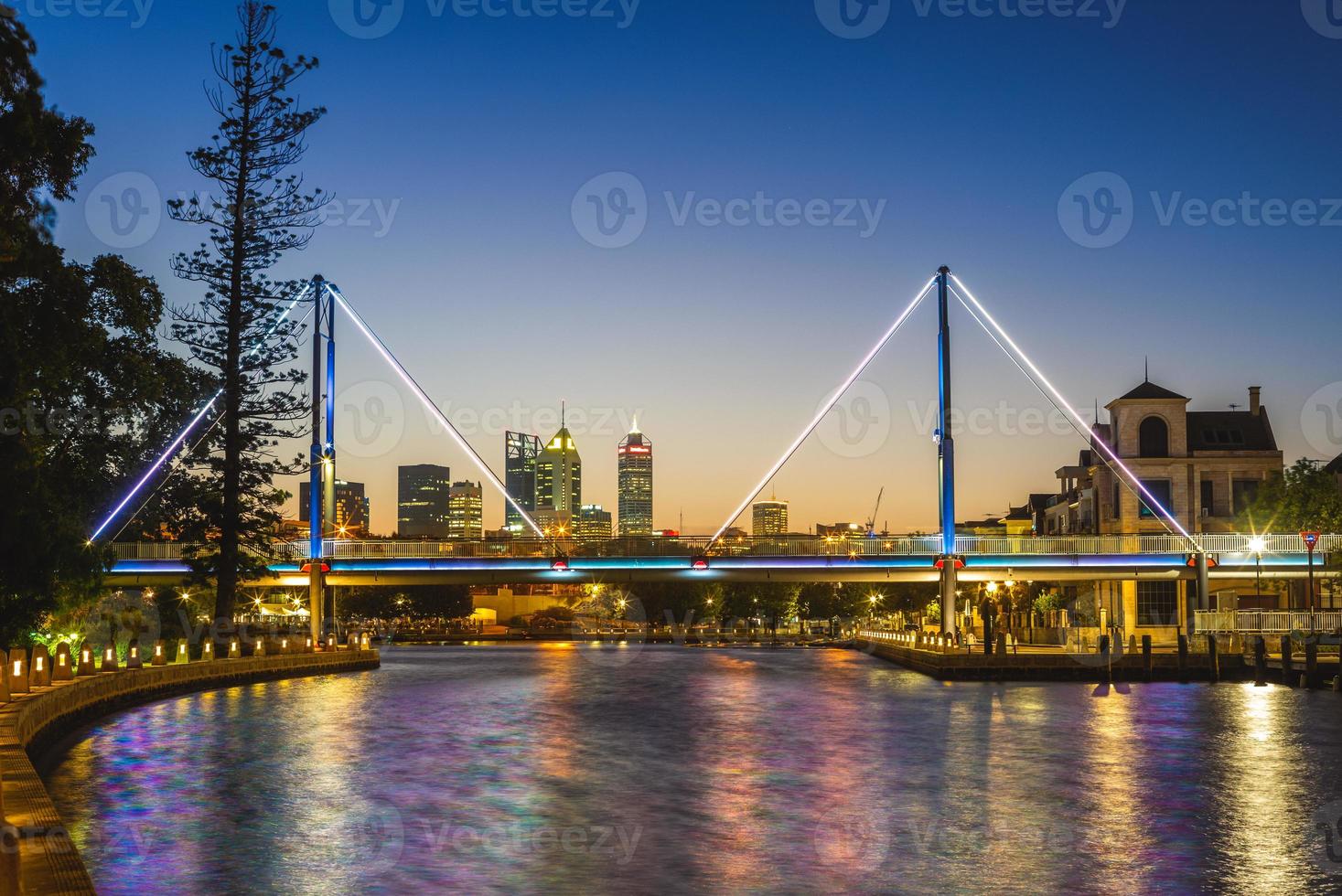 claisebrook cove e trafalgar bridge a perth, in australia foto