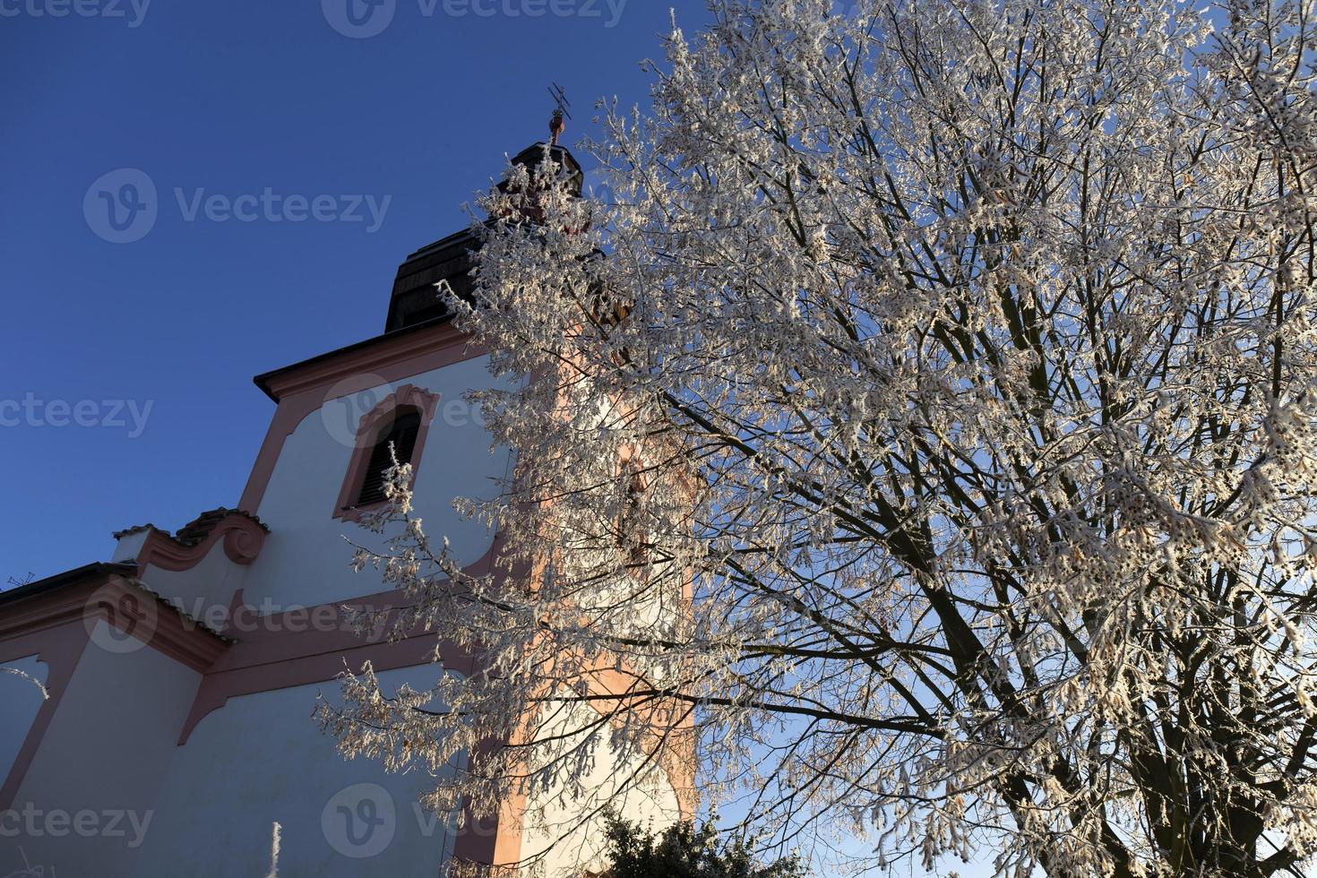 bellissima campagna invernale innevata da favola nella Boemia centrale, repubblica ceca foto