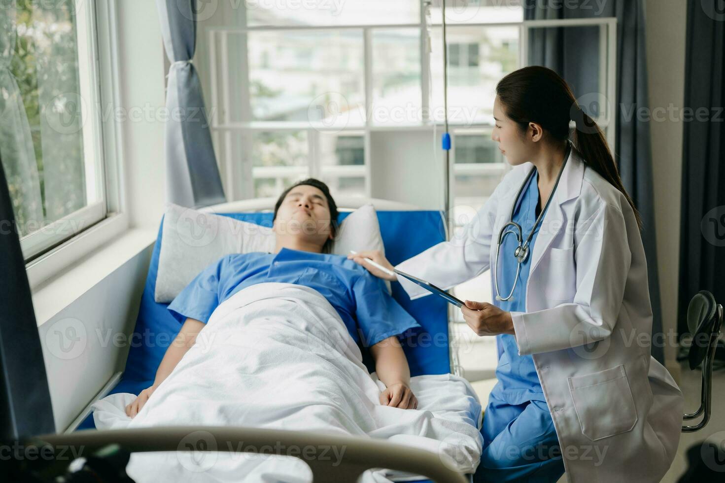 medico discutere trattamento con maschio paziente parlando e ridendo seduta su visita medica letto nel clinica o ospedale foto