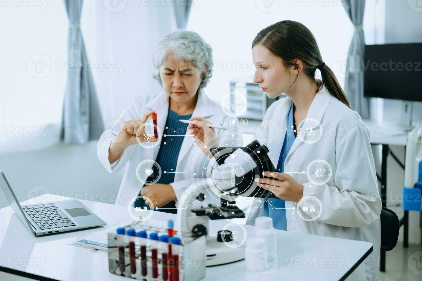 scienziato squadra incontro e scrittura analisi risultati nel il laboratorio studia e analizzare scientifico campione con vr icona foto