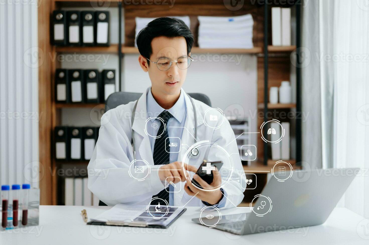 medico tecnologia concetto, intelligente asiatico medico mano Lavorando con moderno il computer portatile computer con il suo squadra virtuale icona diagramma. nel ospedale foto