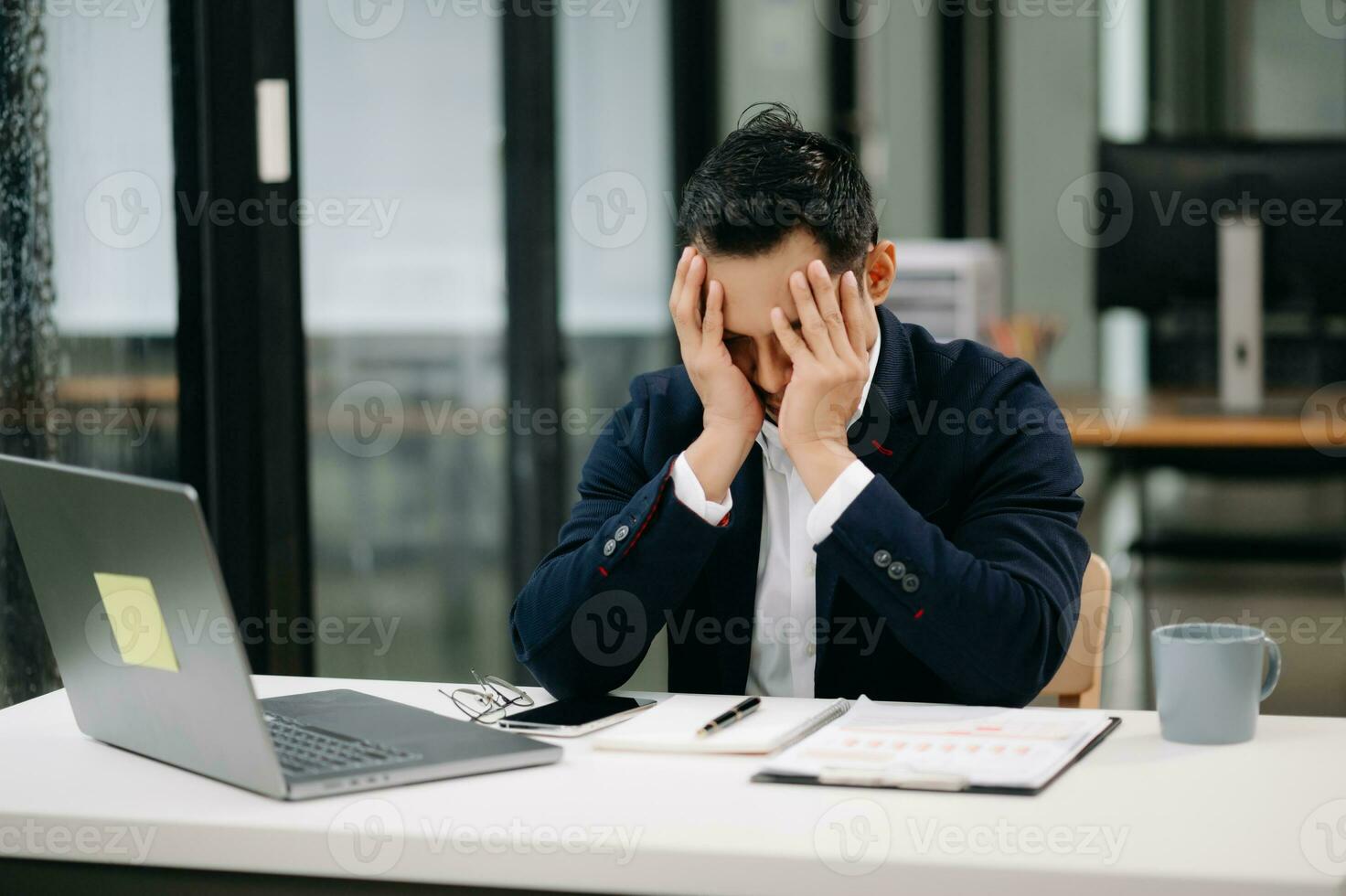 oberati di lavoro giovane asiatico uomo d'affari ufficio lavoratore sofferenza a partire dal collo dolore dopo aveva un' lungo giorno a sua ufficio scrivania. ufficio sindrome concetto foto