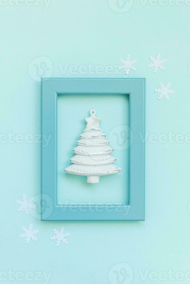 semplicemente minimo composizione inverno oggetto ornamento abete albero nel blu telaio isolato su blu pastello di moda sfondo foto