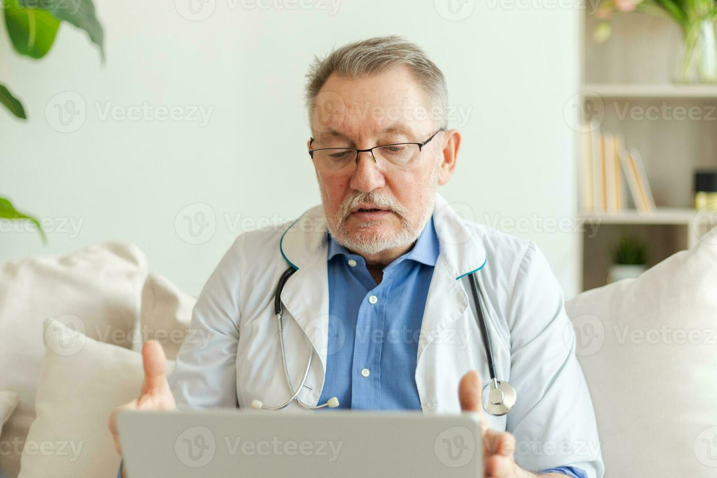 anziano uomo medico con il computer portatile parlare su video chiamata avere consultazione con paziente. professionale anziano maturo assistenza sanitaria esperto l'esame paziente in linea. medicina assistenza sanitaria medico verifica. foto