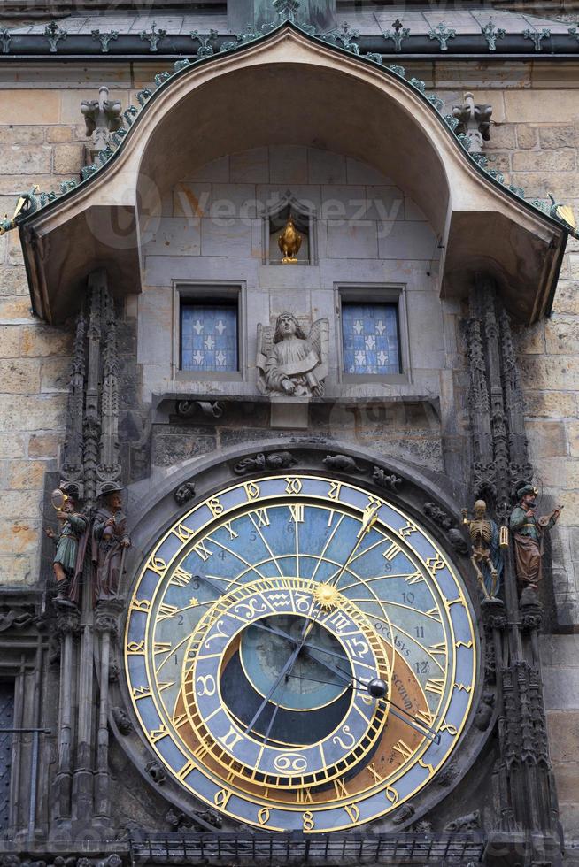 Orologio astronomico sul muro del municipio della città vecchia di Praga, Repubblica ceca foto