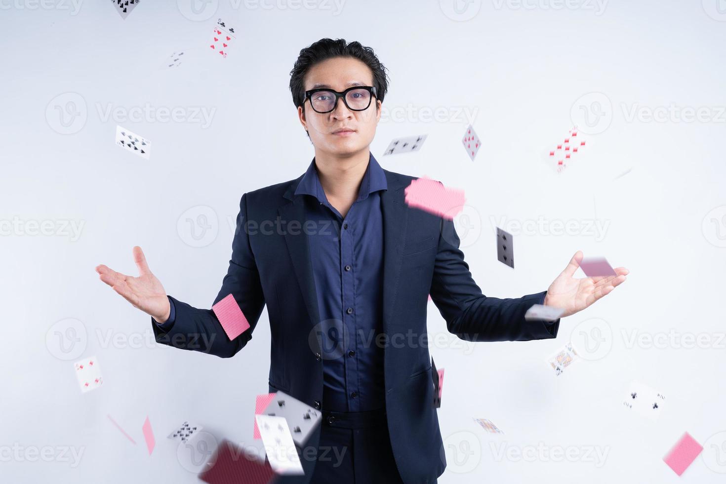 uomo d'affari asiatico con dipendenza dal gioco d'azzardo foto