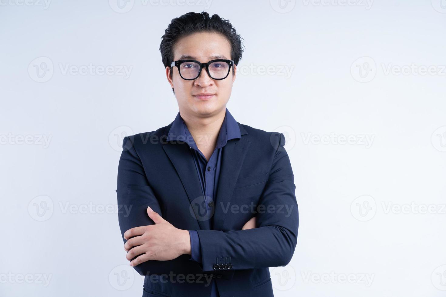 ritratto di uomo d'affari asiatico in piedi con le braccia incrociate foto