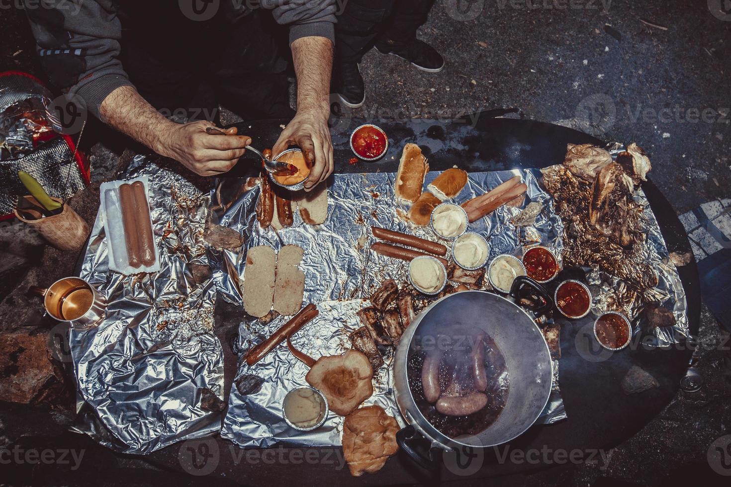 una persona che griglia la carne foto