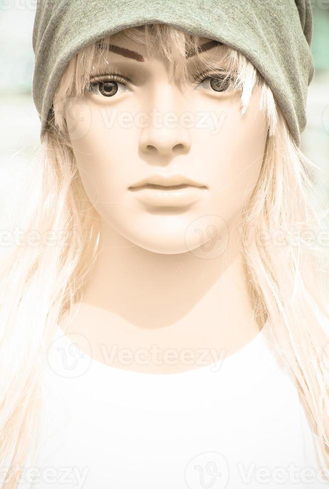 volto di bambola femmina con cappello grigio foto