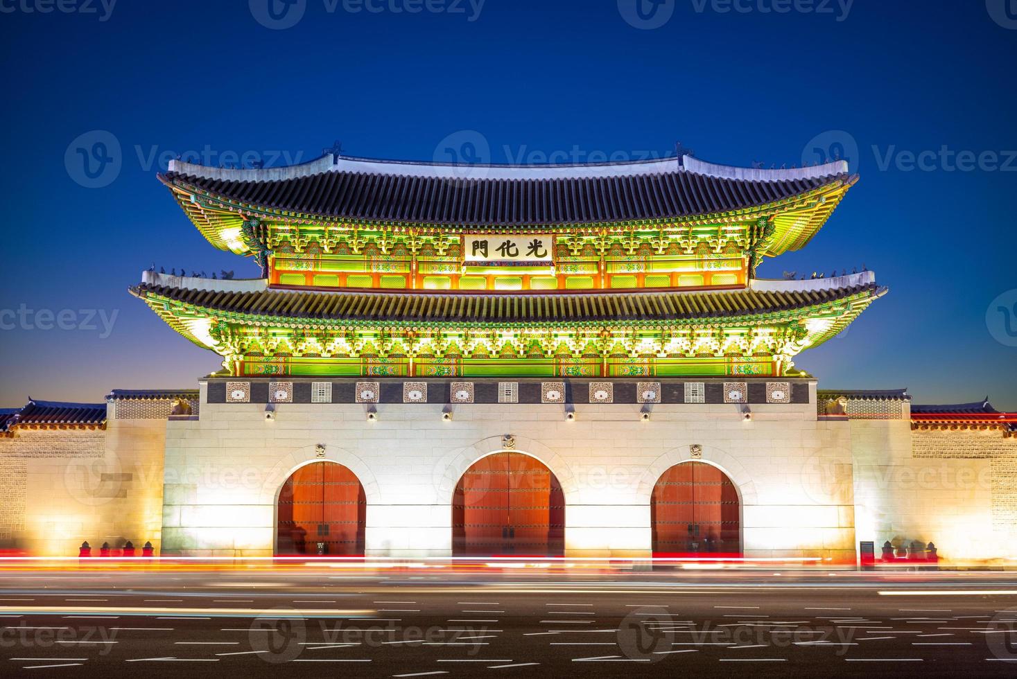 gwanghwamun, il cancello principale del palazzo gyeongbokgung a seoul, corea del sud foto