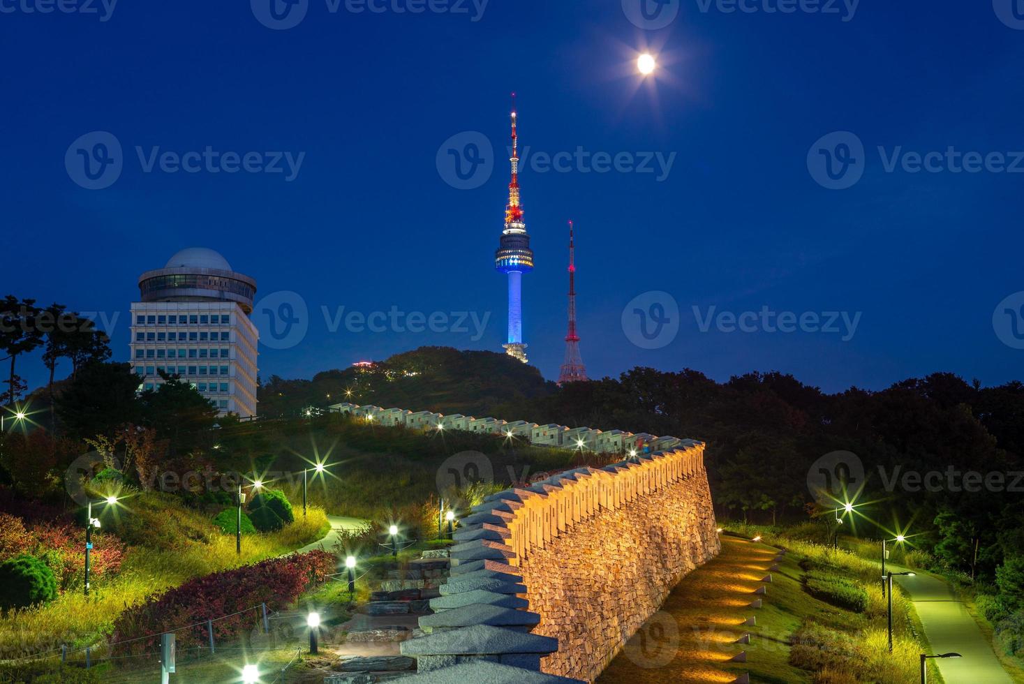 vista notturna di namsan a seul in corea del sud foto