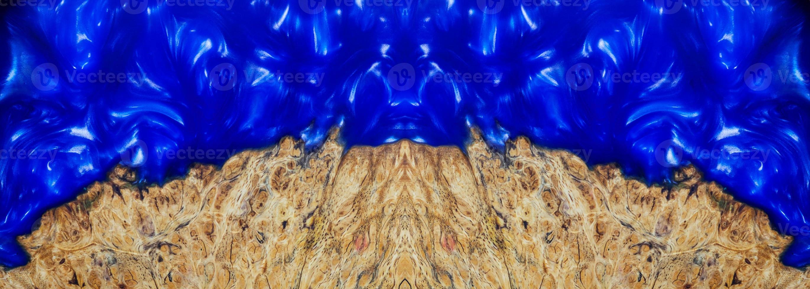 vista dall'alto colata blu resina epossidica radica di legno sfondo, acero naturale in legno foto