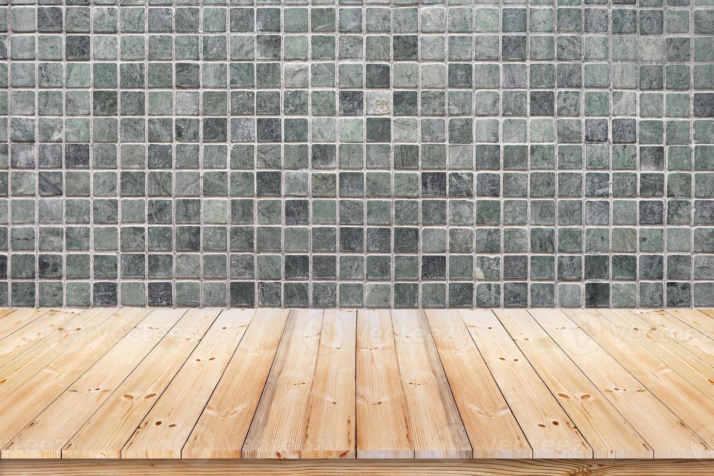parete in mosaico verde e pavimento in legno. foto