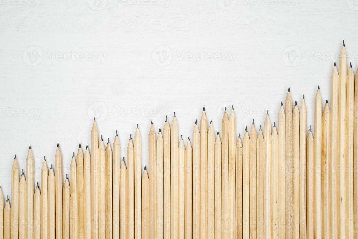 matite di legno disposte sul tavolo bianco. foto