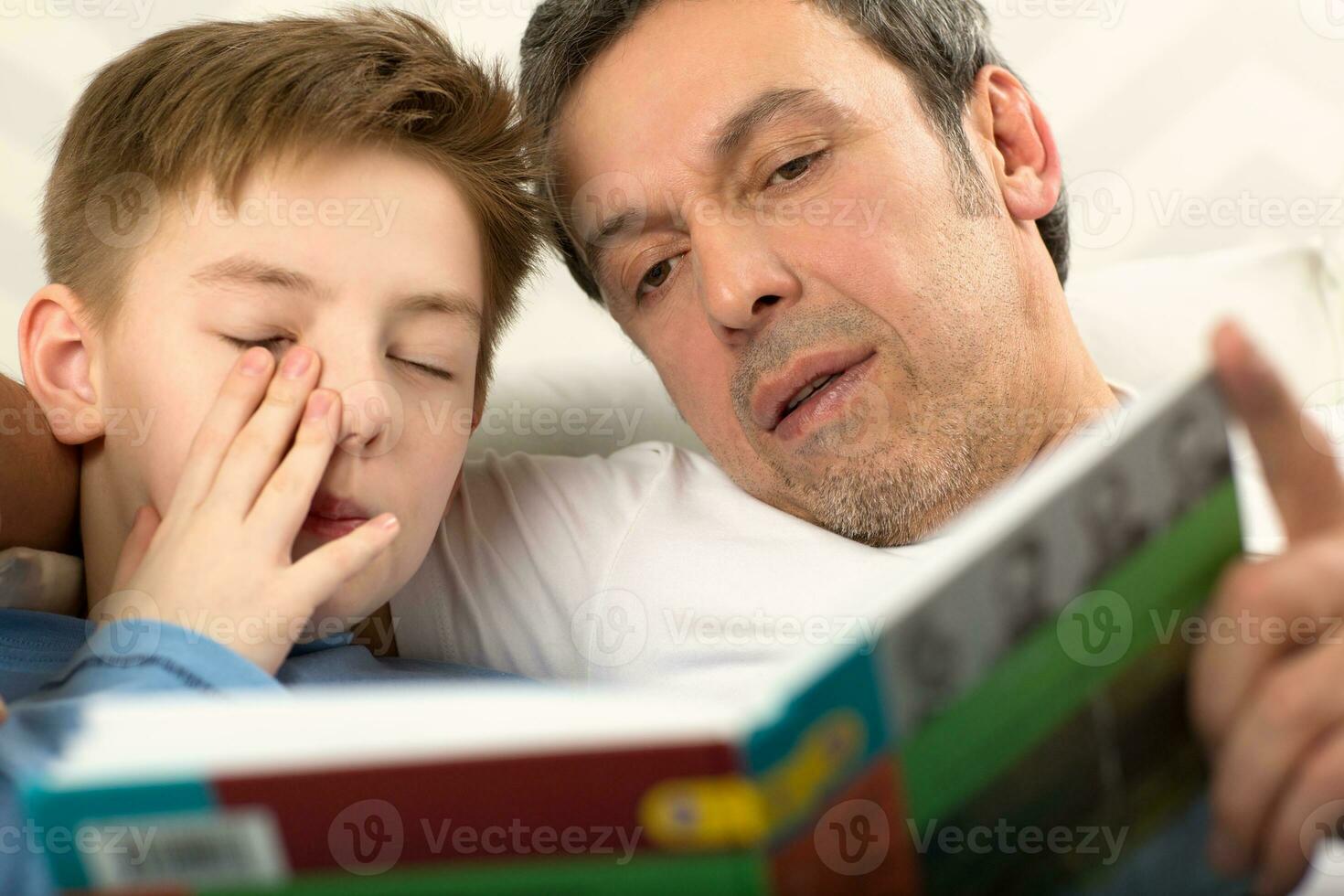 di andare a dormire lettura con padre foto