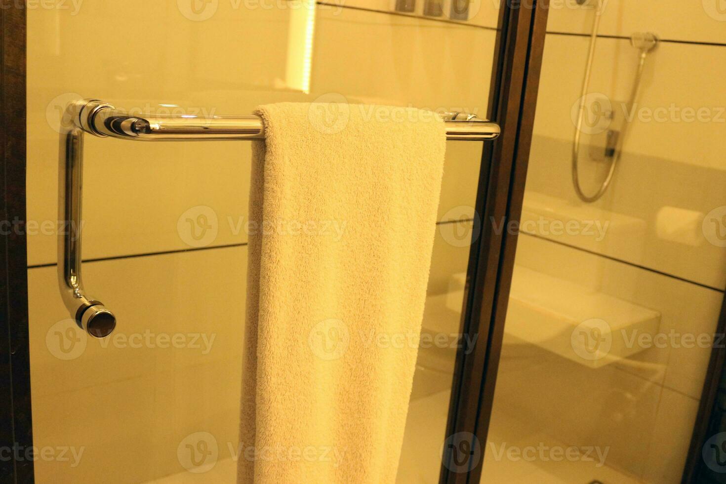 elegante bagno con asciugamani e specchio foto