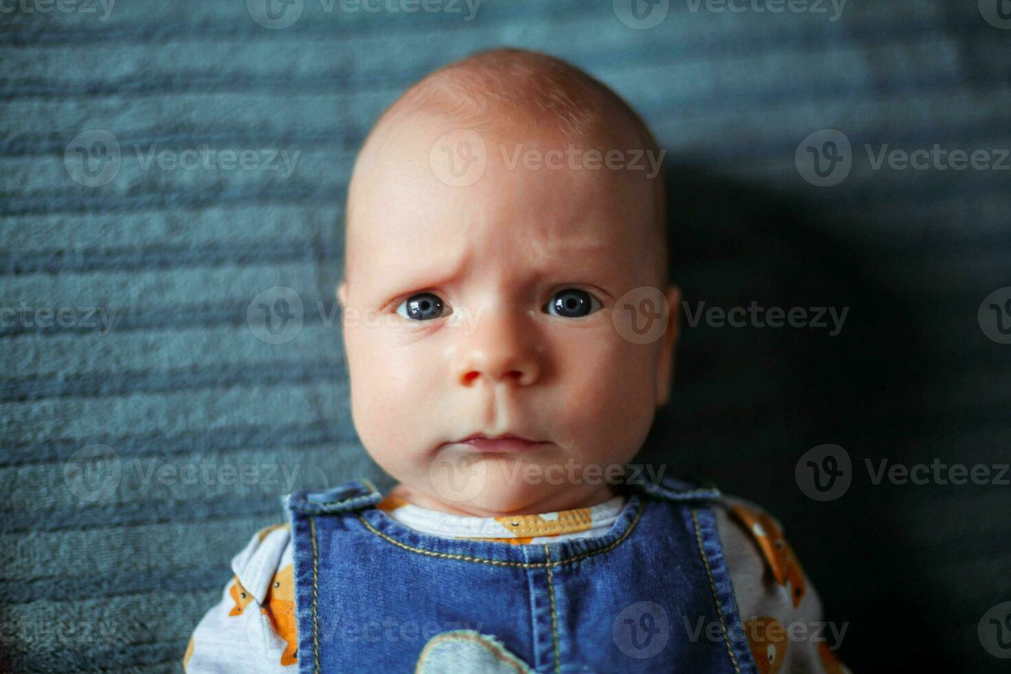 divertente bambino 3 mesi vecchio con un' grave viso foto