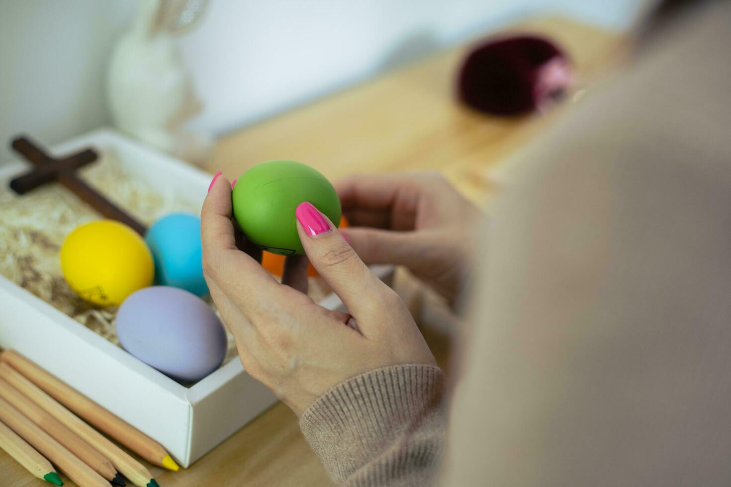 Pasqua decorazione. colorato festivo uova nel un' cestino foto