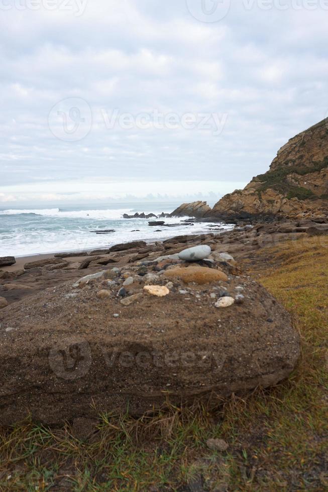 paesaggio della spiaggia nella costa a bilbao spagna foto