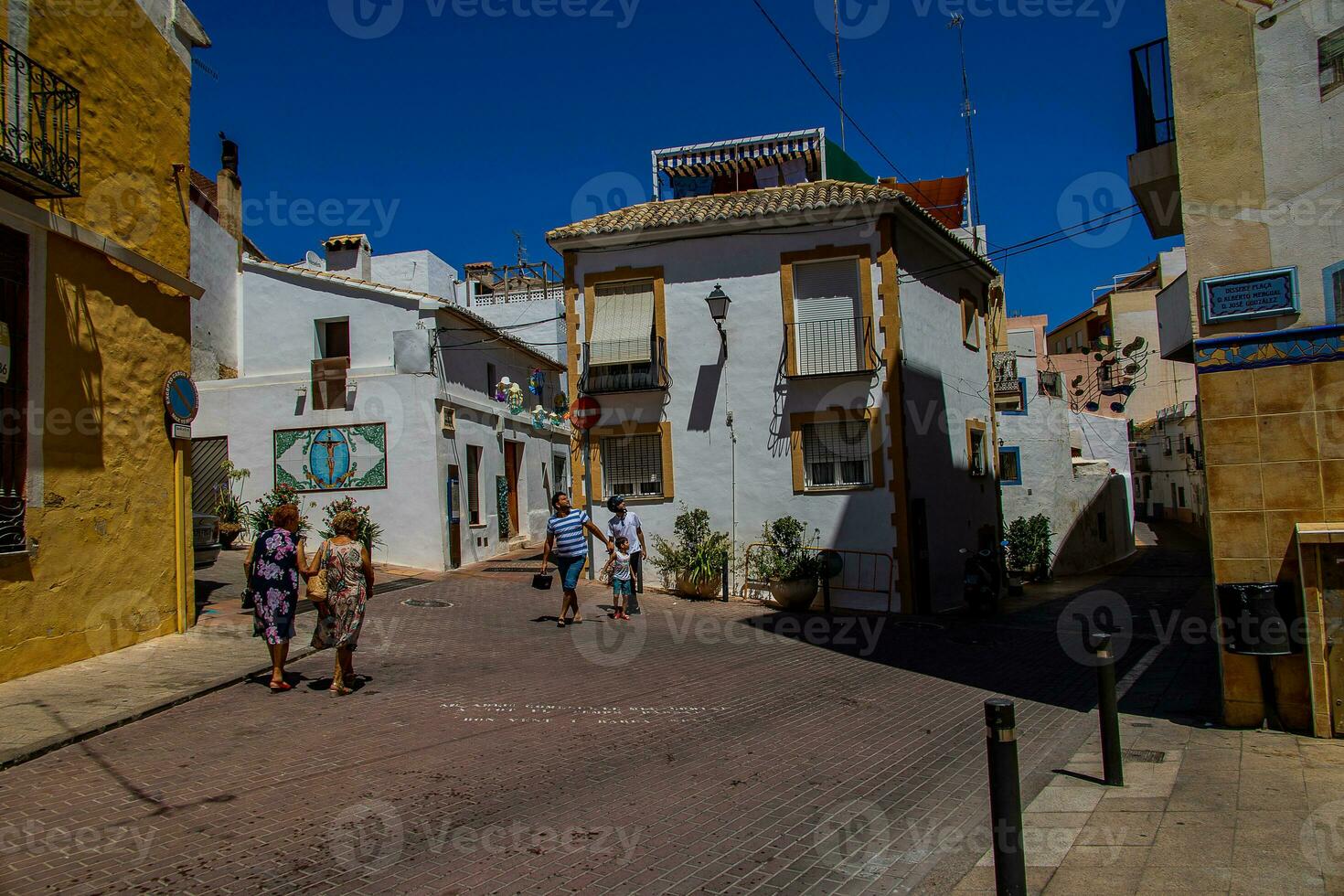 stretto strade di il vecchio cittadina nel calpe Spagna su un' estate caldo vacanza giorno foto