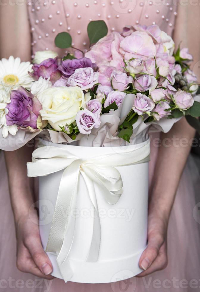 bellissimi fiori in mani femminili foto