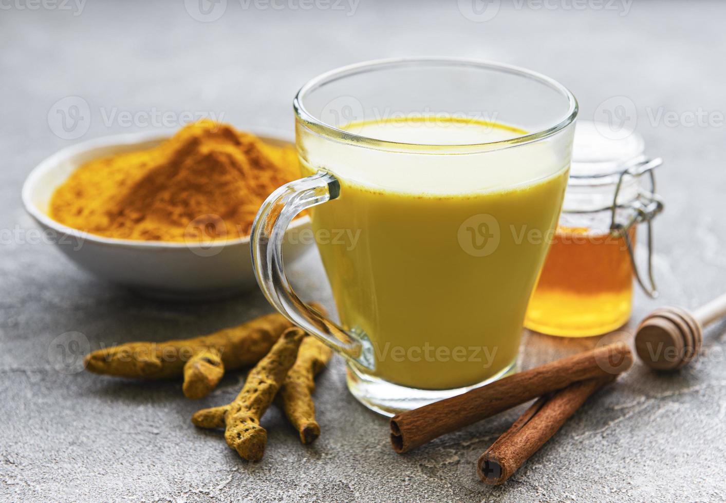 latte alla curcuma dorata foto