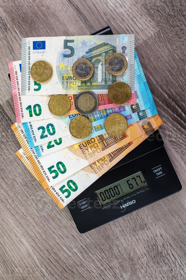 denaro in euro di diverse denominazioni su una scala foto