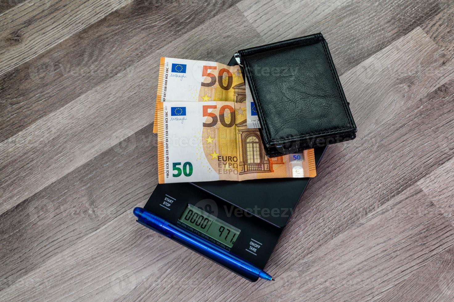 banconote in euro su una scala con un portafoglio foto