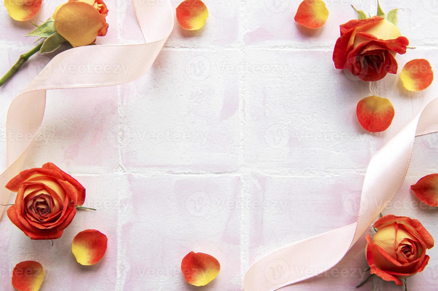 composizione di fiori. cornice fatta di rose rosse e petali foto